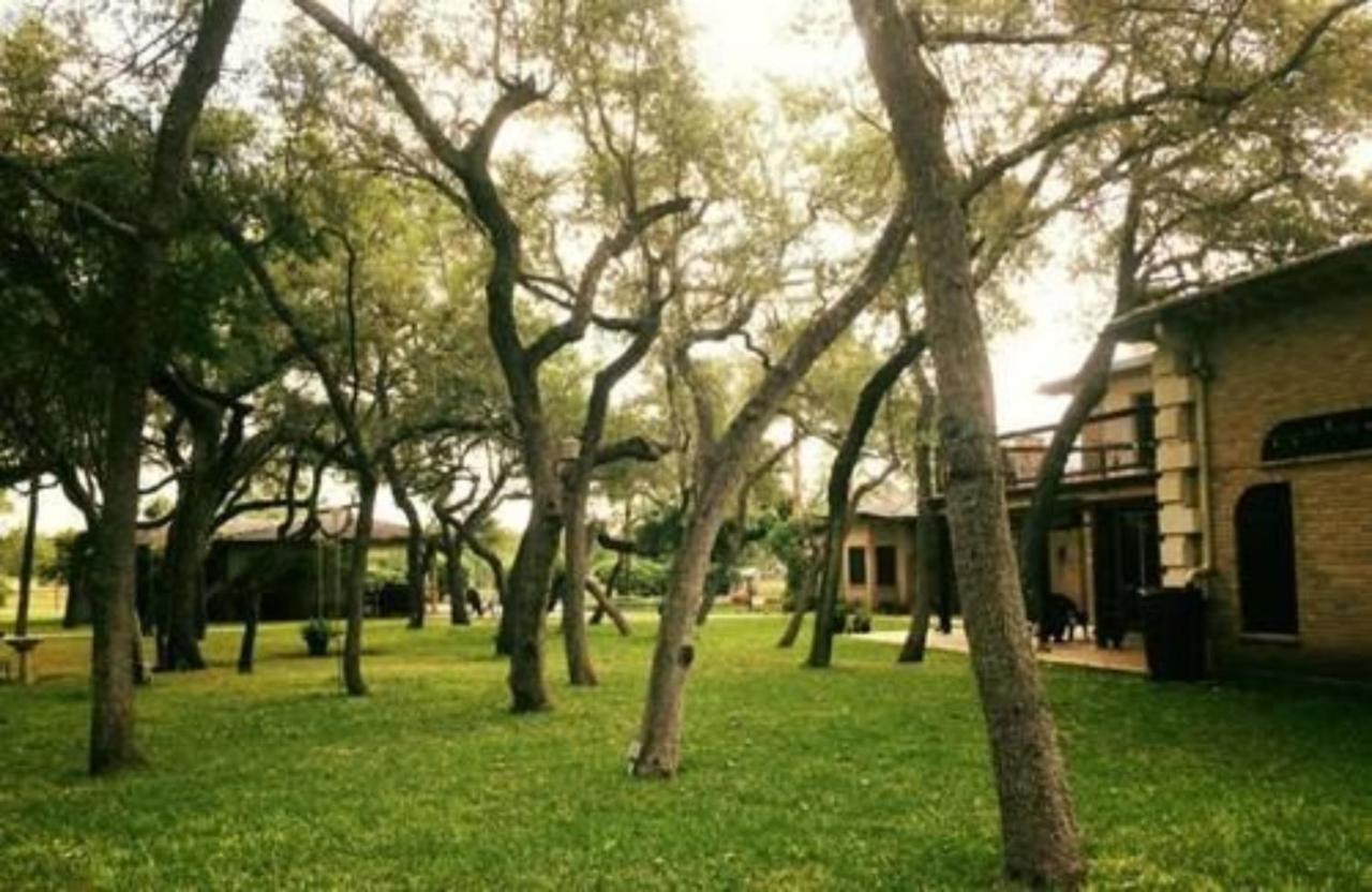Live Oaks Bed And Breakfast Uvalde Esterno foto