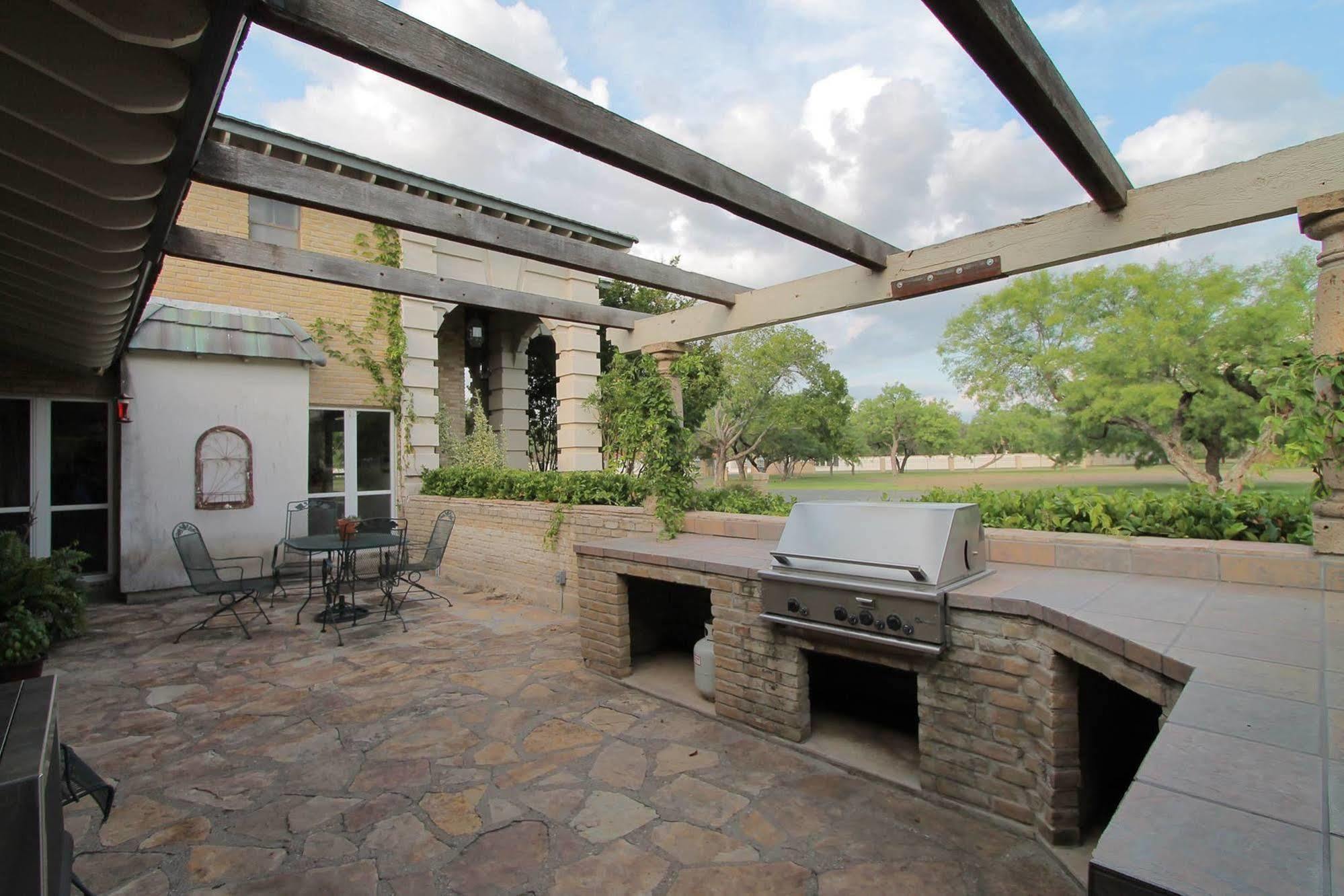 Live Oaks Bed And Breakfast Uvalde Esterno foto